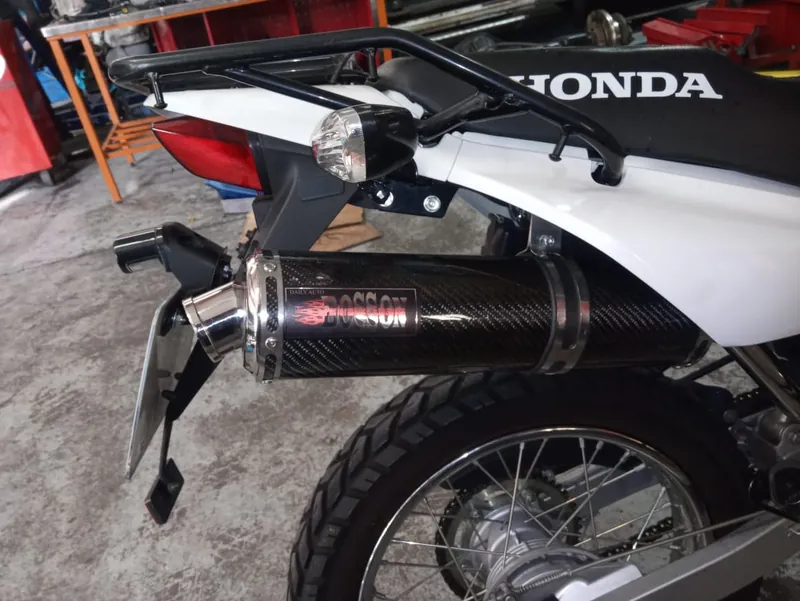 Carbon-look BOSSON canister on a white Honda XR